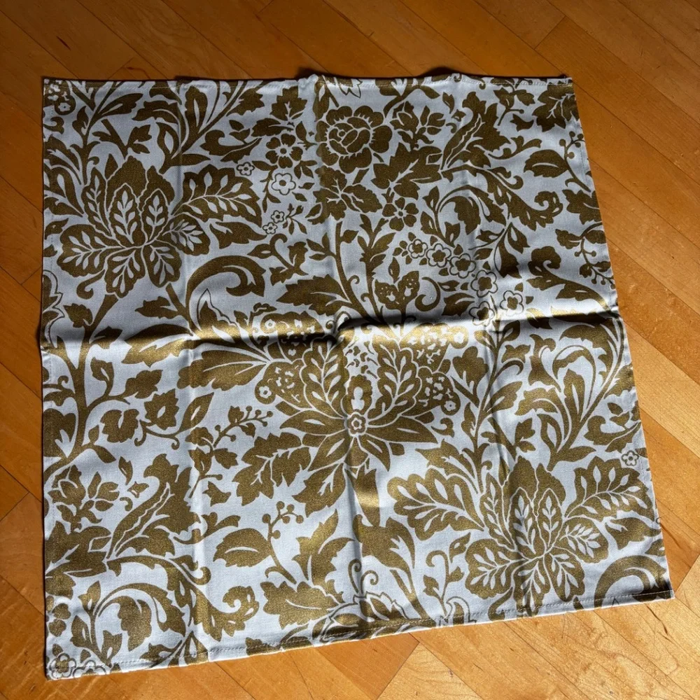 8 medium and 8 large napkins William Sonoma cotton